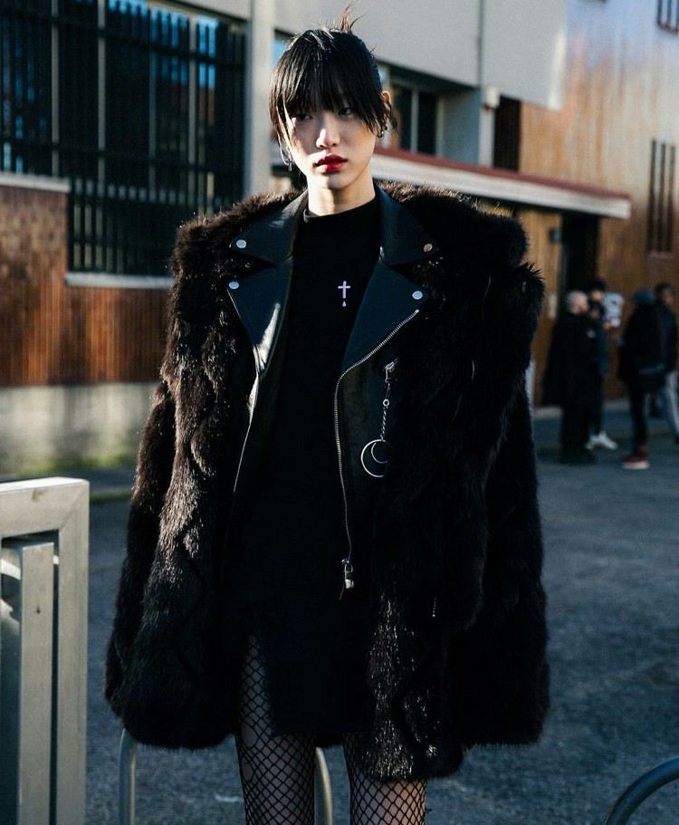 A tendência da moda estilo grunge 2021 combina jaqueta de couro com minissaia