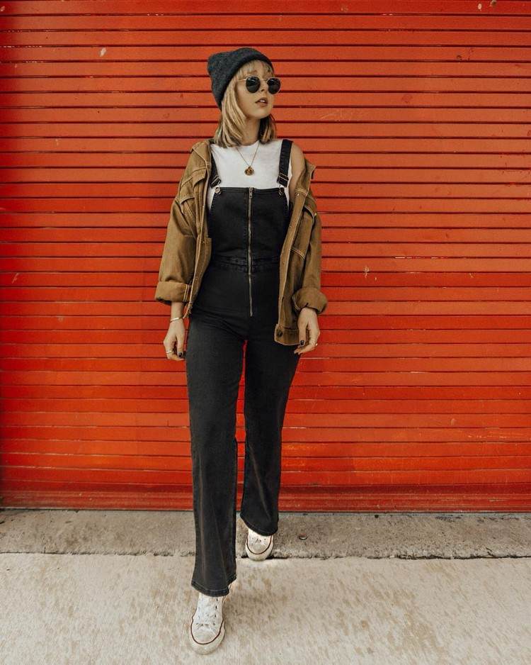 Macacão jeans combina roupas estilo grunge tendência da moda 2021