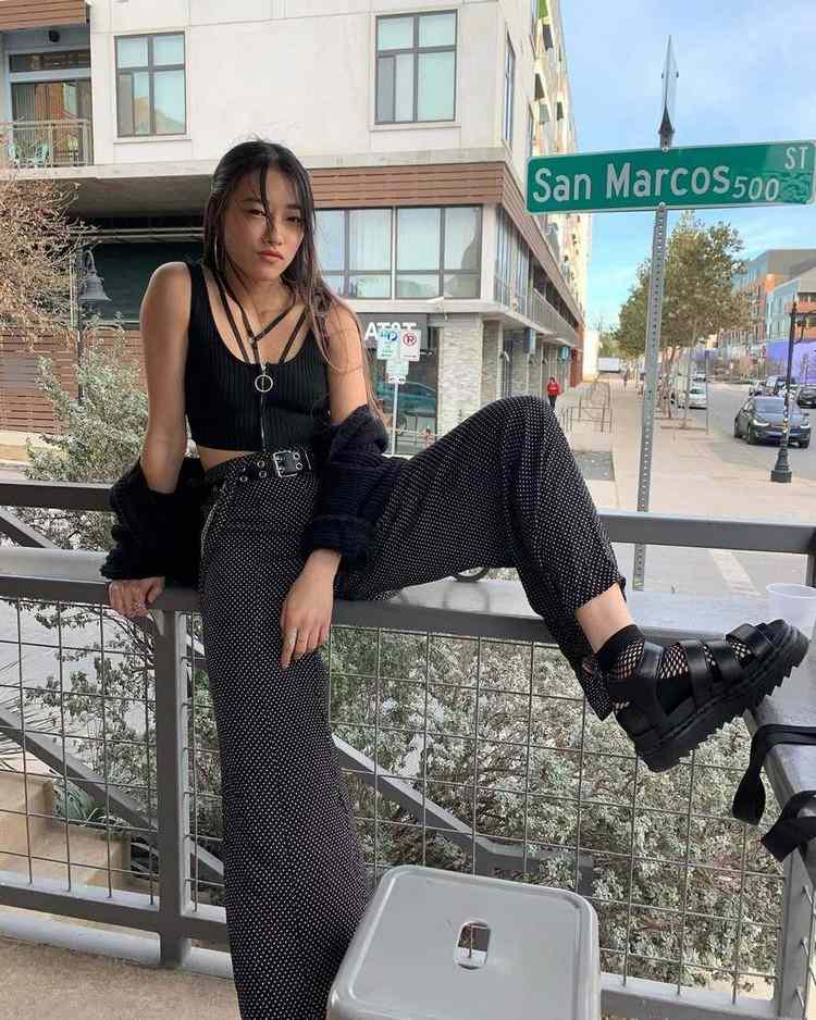 Conjunto de roupas de estilo grunge para mães jeans