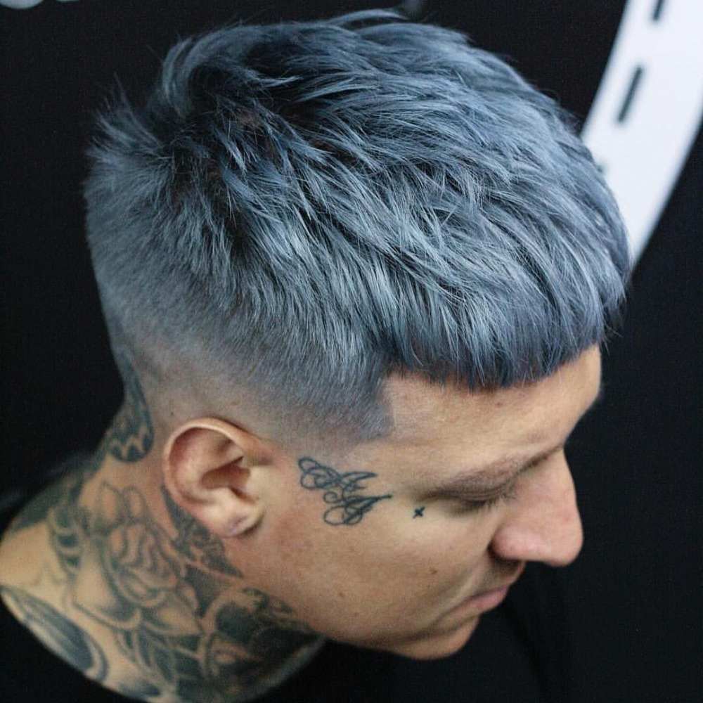 cabelo estético jovem tingido de homem cinza com tatuagens no pescoço