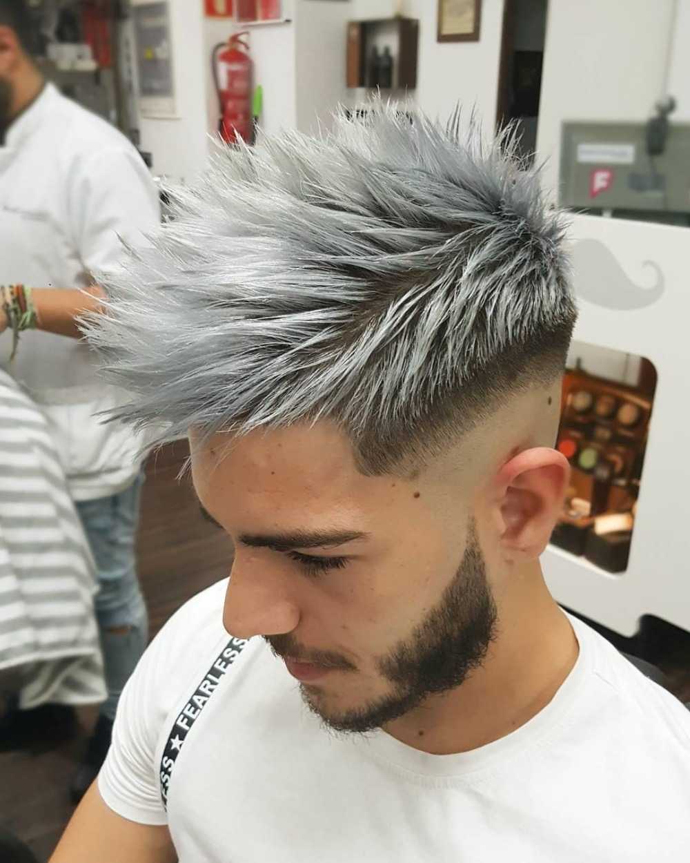 Cabelos grisalhos artificialmente coloridos com mechas apimentam o penteado ouriço