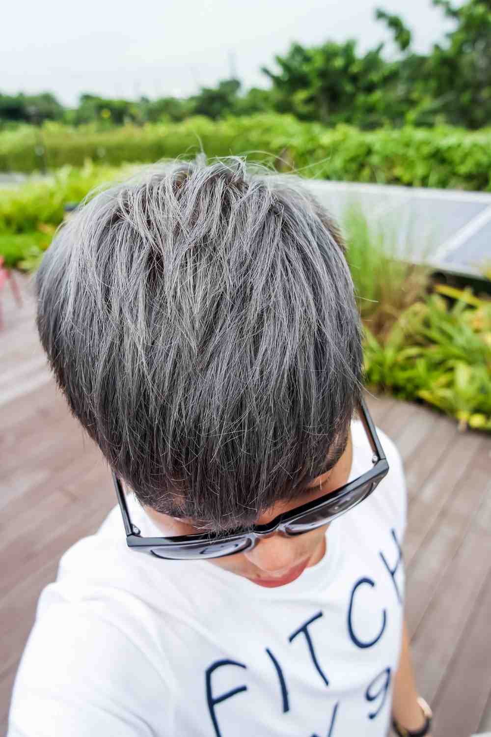homem cinza cabelo penteado asiático cabelo grosso tintura prata homem