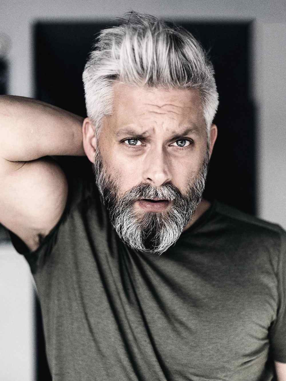 silver fox silver hair desgaste moderno de barba para homens mais velhos