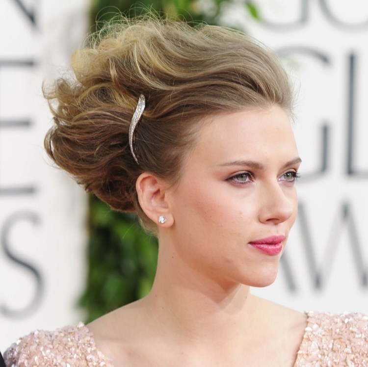 Bob tease ideias de acessórios para cabelo com grampo Scarlett Johanson