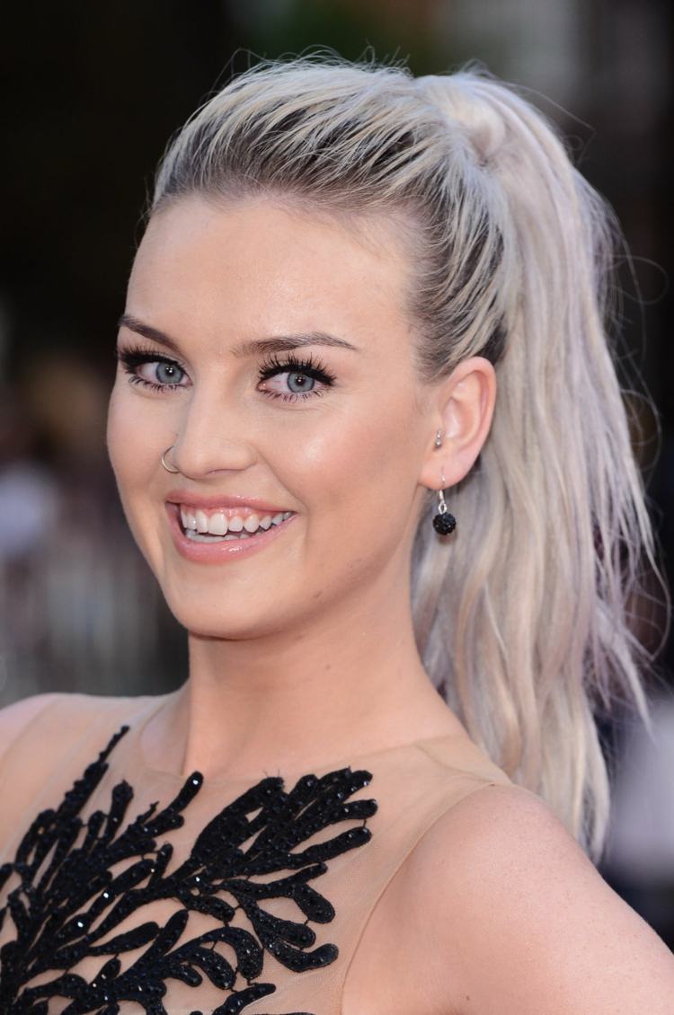 cabelo-cor-prata-loiro-rabo de cavalo-cabelo-mais escuro-mulher-olhos-azuis-brincos-perrie-edwards