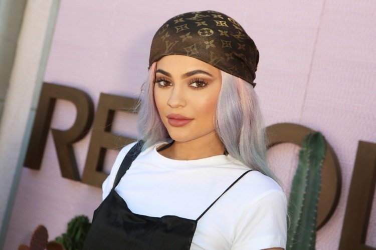 cabelo-cor-prata-loira-mulher-jovem-lenço-blusa-branco-rosa-azul-compartilhar-kylie-jenner