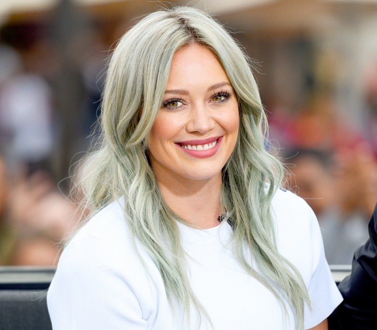 cabelo cor-prata-loiro-longo-ondulado-azul-parte-mate-blusa-branco-meio-divisão-hilary-duff