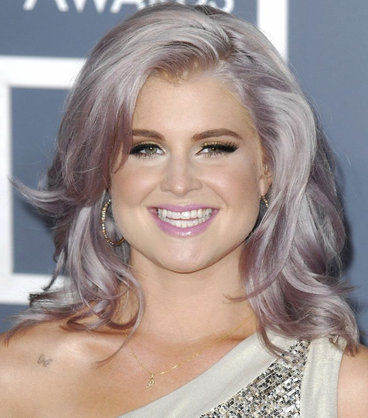 cabelo-cor-prata-loiro-cabelo-comprimento-comprimento-médio-rosa-compartilhar-orelha-colar-lado-repartir-vestido-kelly-osbourne