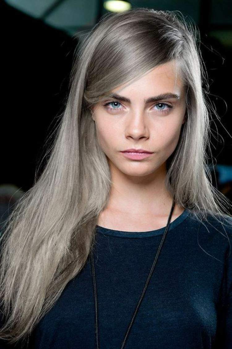 cabelo-cor-prata-loiro-cabelo-liso-longo-mate-olhos-azul-colar-suéter-cara-delevingne