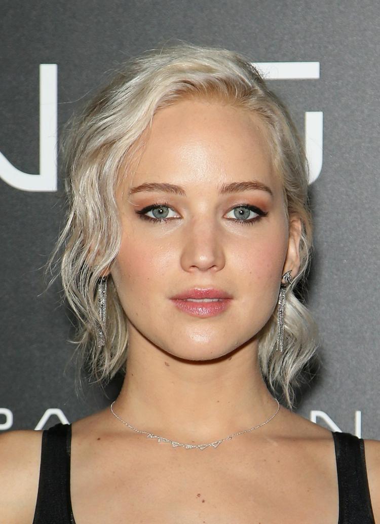 cabelo-cor-prata-loiro-cabelo-ondulado-mulher-colares-brincos-Jennifer-Lawrence