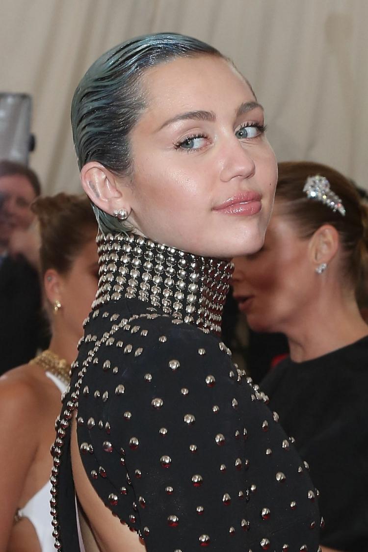 cabelo-cor-prata-loiro-cinza-glitter-pó-corte de cabelo-curto-elegante-look-vestido-preto-rebites-miley-cyrus