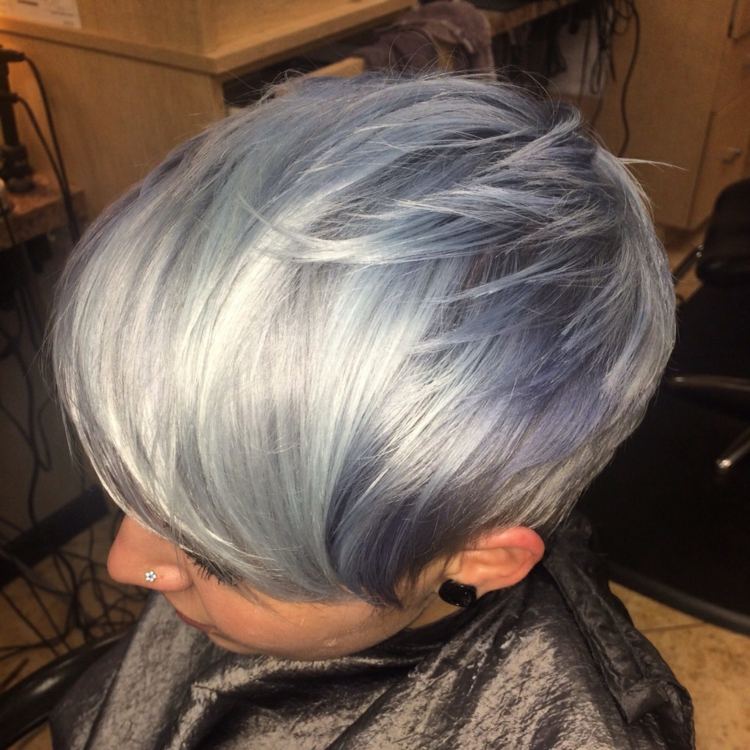 cabelo-cor-prata-loiro-curto-corte-de-cabelo-azul-roxo-franja-oblíqua-proporção-brinco