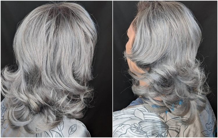 cabelo cinza aço com corte escalonado acima de 50 anos se destaca