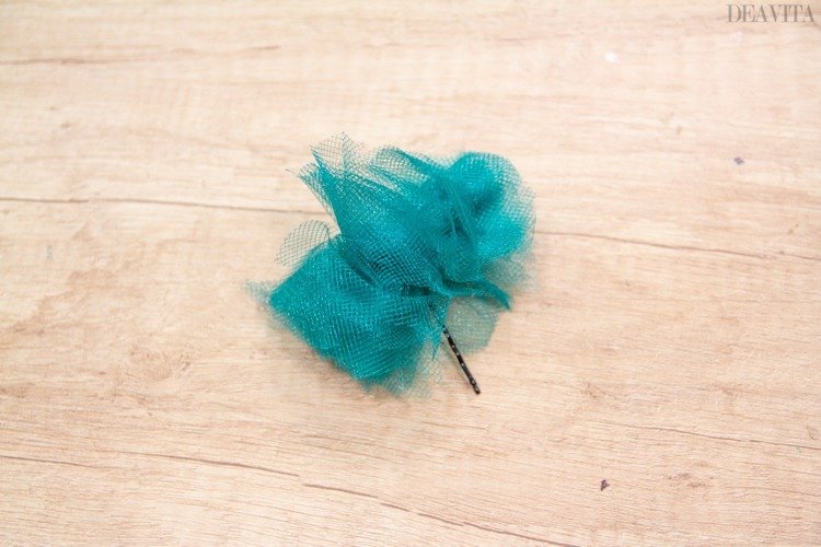Faça seus próprios acessórios de cabelo para crianças de tule azul