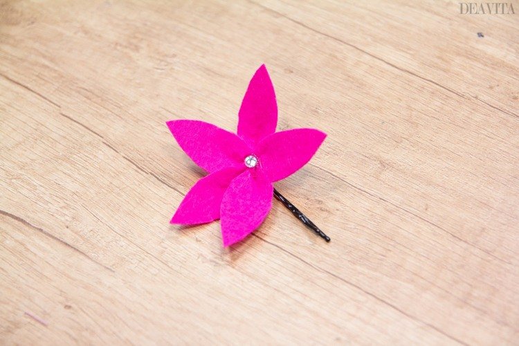 Faça uma flor de feltro rosa e cole em um grampo de cabelo