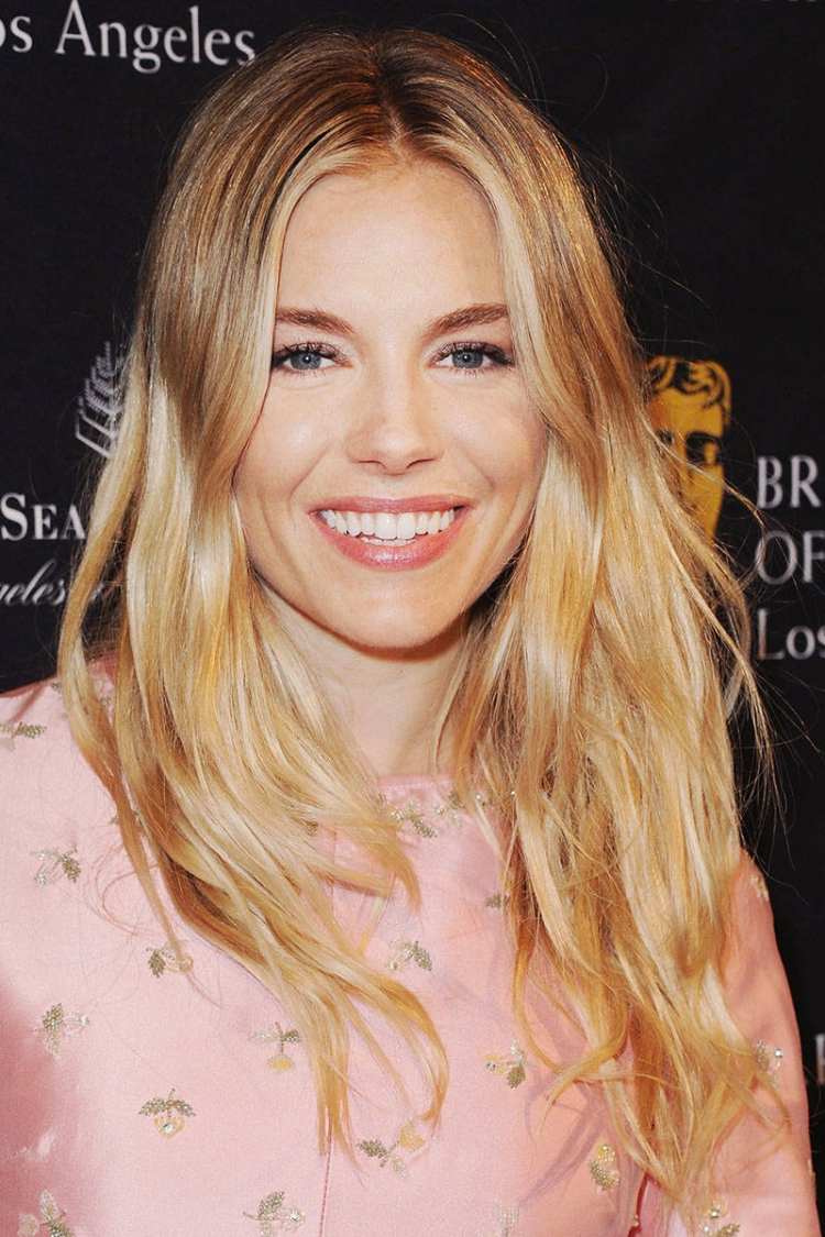 penteados-longo-tiered-middle parting-sienna-miller