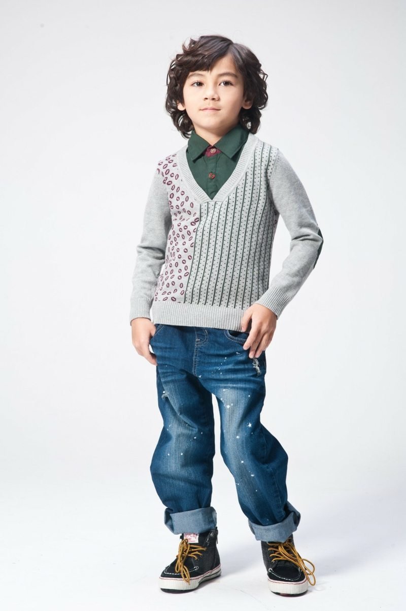 cortes de cabelo e penteados infantis cabelo comprido franja cachos suéter jeans