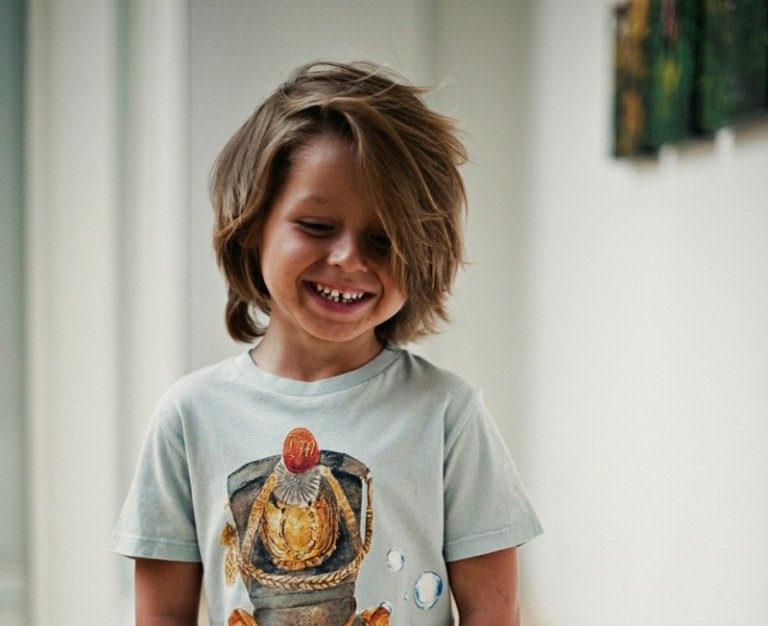 cortes de cabelo e penteados infantis cabelo comprido para meninos t-shirt desalinhada