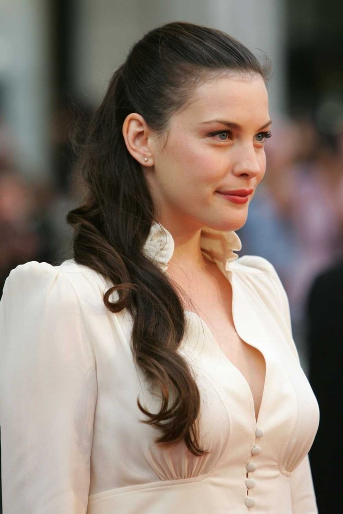 Liv-Tyler-cabelo-comprido-ideias-cabelo-encaracolado-pontas-morena-estilos de cabelo