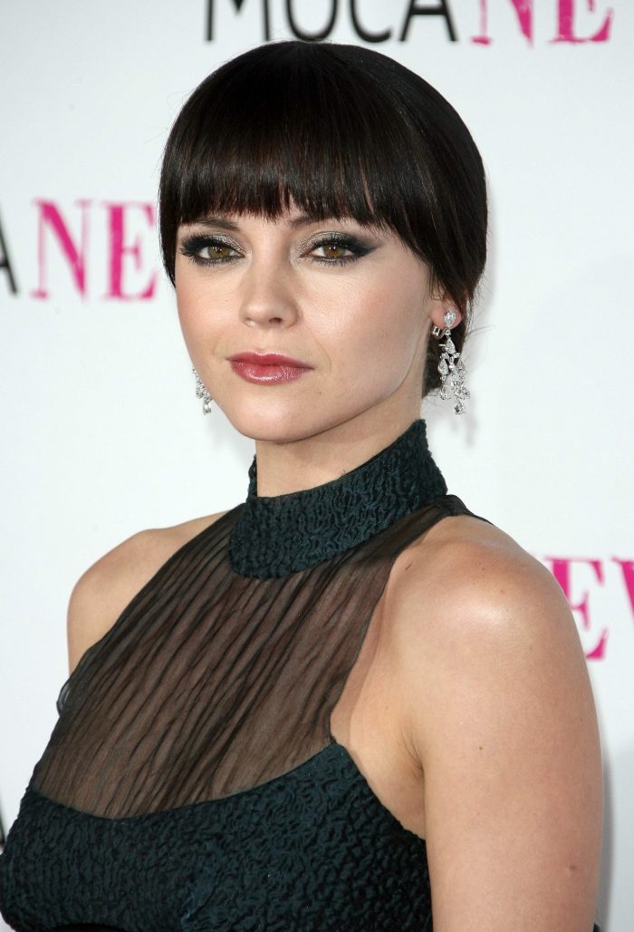 Penteados-para-cabelo-morena-Christina-Ricci-bangs-retro-corte de cabelo-updo