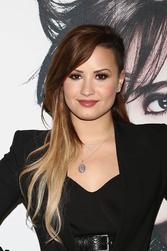 seções de cabelo soltas de demi-lovato-ombre-cabelo-deitado-de-lado-sobre-um-ombro