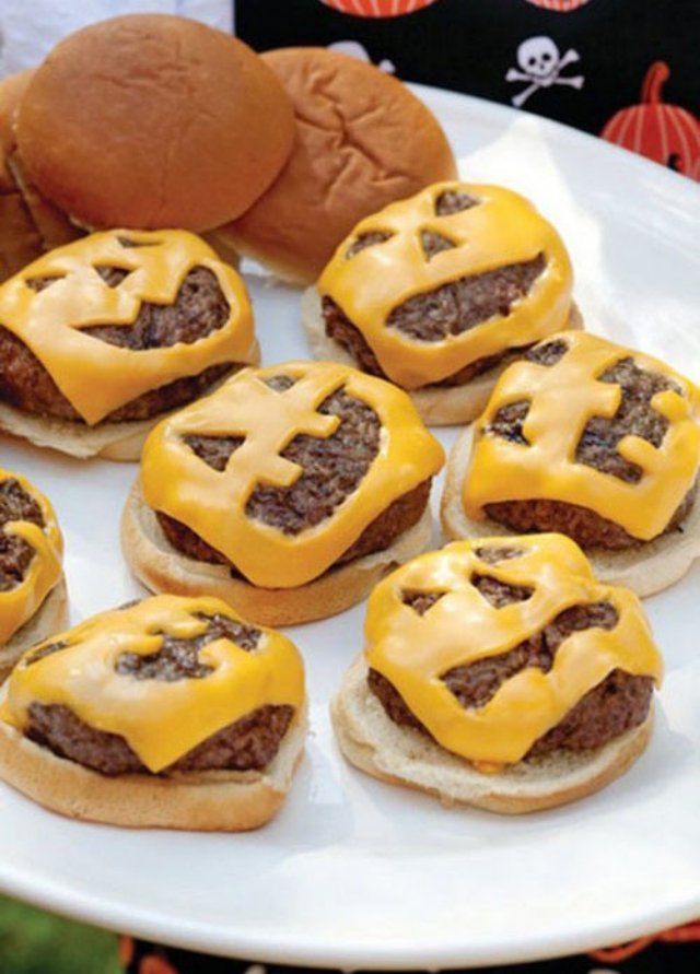 halloween-food-kids-party-ideas-cheesburgers-queijo-cara