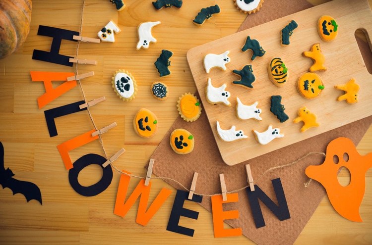 Recorte e decore biscoitos de Halloween