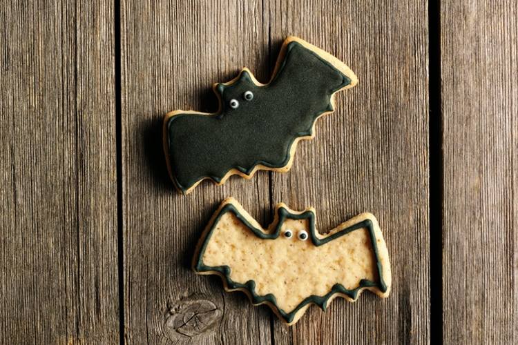 Decore o bastão de biscoitos de Halloween com glacê