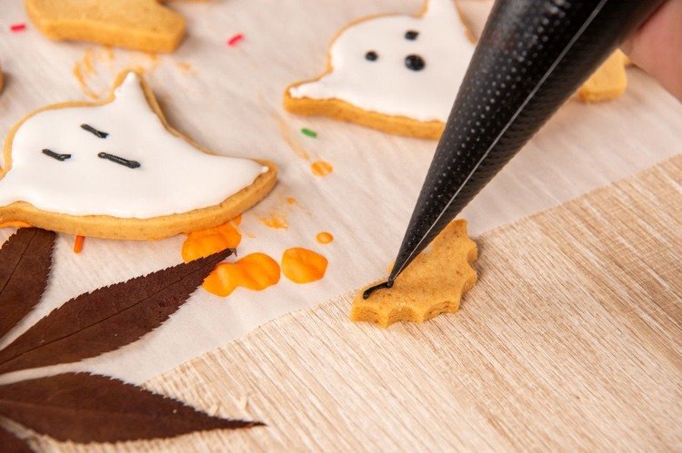 Dicas para o esmalte preto para decorar biscoitos de Halloween
