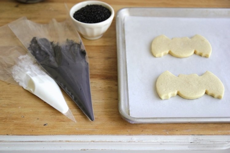 biscoitos de halloween assando para crianças
