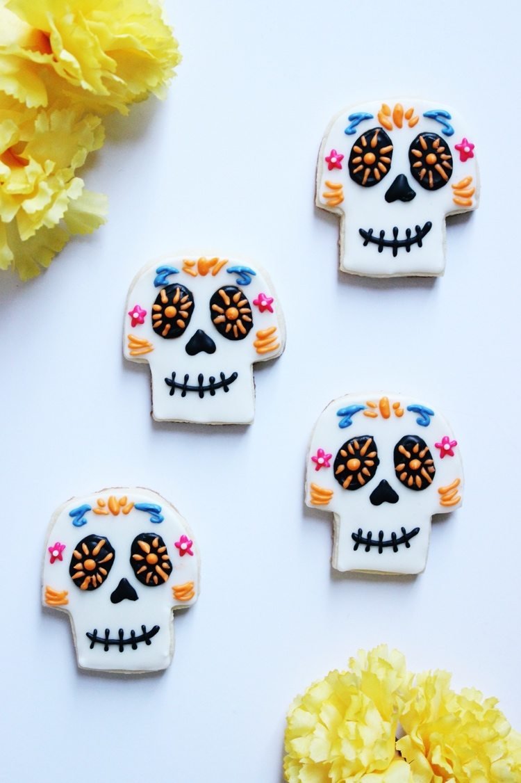 Decorando biscoitos com caveira de açúcar para o Halloween com as crianças