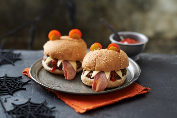 Receitas de petiscos de Halloween para crianças, hambúrguer de monstro