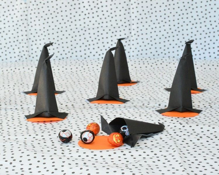 Doces de Halloween embrulhando-papel-bruxa-chapéus-mexendo-idéias-criativas