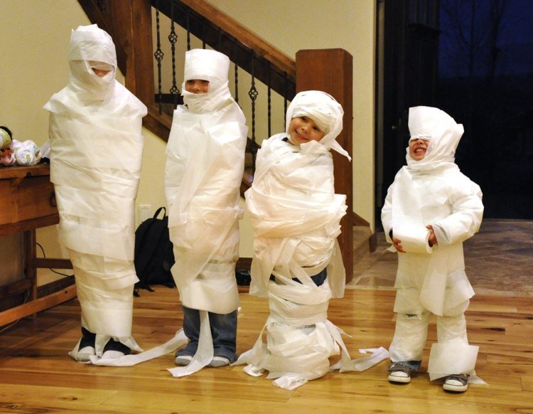 jogos de halloween crianças-múmia-papel higiênico-embrulho