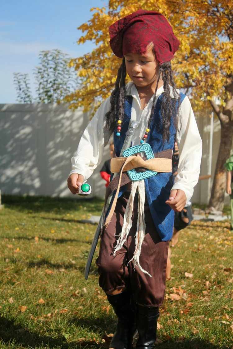 halloween-games-pirate-yard-boy-race-eyeball