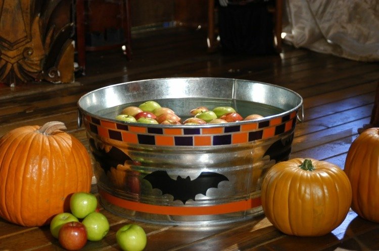 halloween-games-apple-water-vasilha-maçã-mergulho