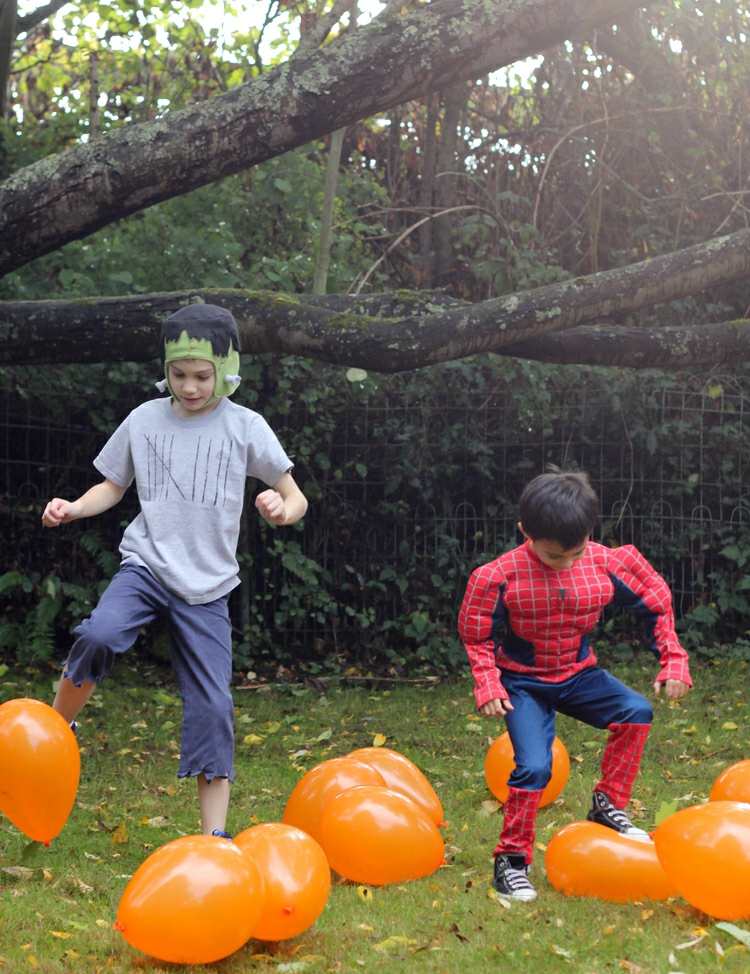 halloween-jogos-meninos-balões-laranja-pisar fora