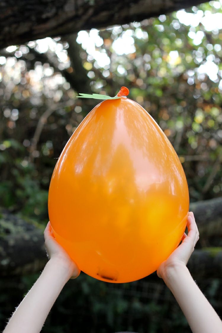 dia das bruxas-jogos-balão-presente-natureza-laranja-mãos de crianças