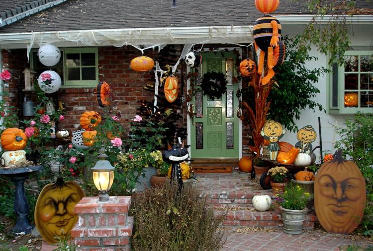 halloween-jogos-casa-decoração-teias de aranha-abóboras-gato-preto