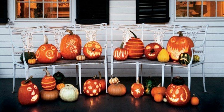 halloween-jogos-abóboras-luz-varanda-cadeiras-casa