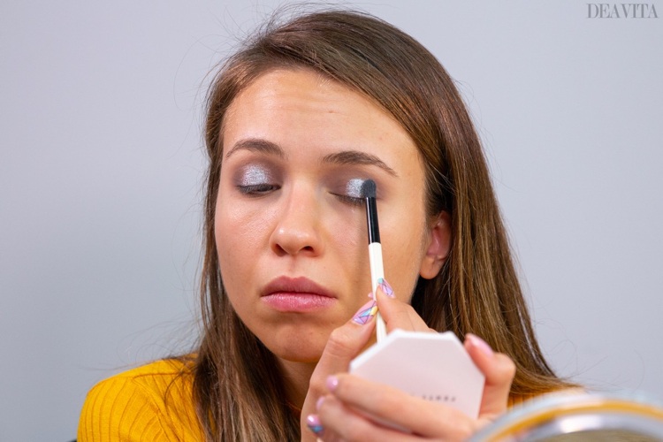 Maquiagem de olhos Halo em maquiagem prata desfocar transições de sombras