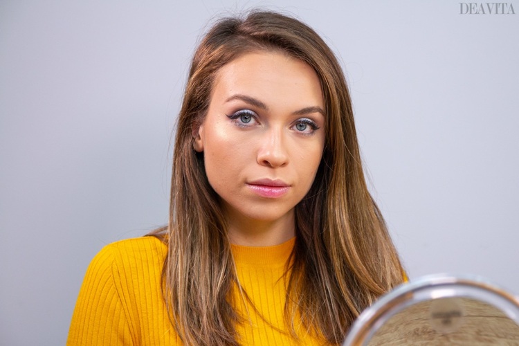 Maquilhagem de olhos halo em prata e lábios brilhantes