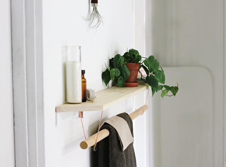 porta-toalha-banheiro-haste-madeira-pendurada-estilo country-planta em vaso