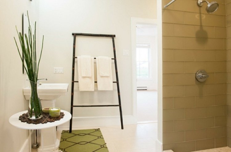 porta-toalha para o banheiro branco-verde-madeira-design-escada-free-standing-open-shower