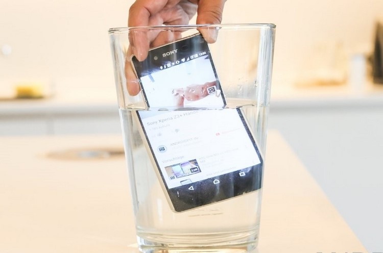 Você pode limpar telefones celulares à prova d'água com água?