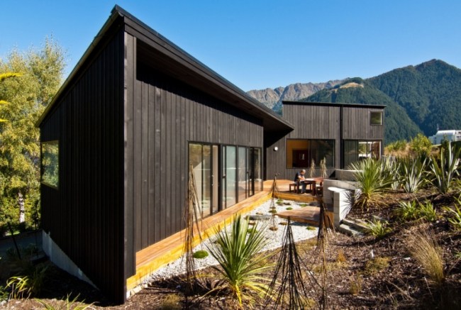 Casa residencial com varanda - deck de madeira na encosta - localização confortável com vista para a montanha