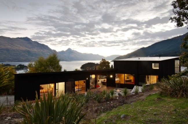 Casa contemporânea com telhado de abrigo e lago panorâmico nas margens de Queensland