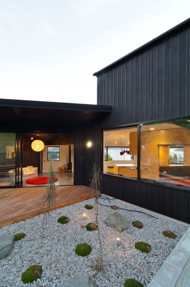 Projeto casa telhado penteado terraço de madeira envidraçado jardim de pedras projeto do pátio