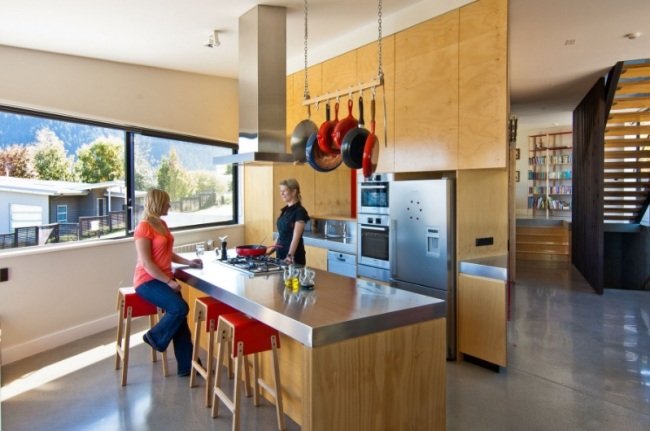 Ilha da cozinha, cozinha, madeira, cedro, armários de cozinha sem maçanetas, piso de concreto com contorno triangular