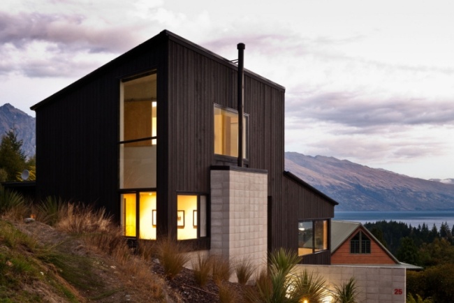 Casa de arquitetos em uma colina com vista para o lago e revestimento de fachada em parede de cedro